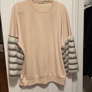 Women’s sweater with fur sleeve
